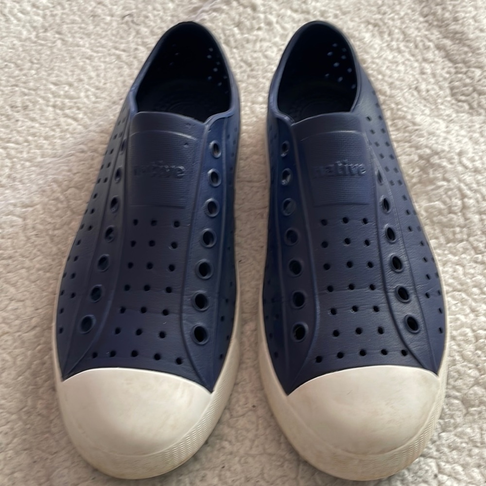 Mens Size 8 Native Jefferson shoes in Navy
